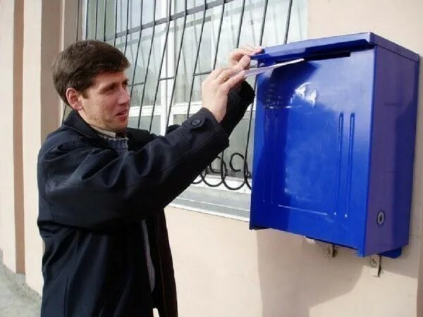 Где в россии самый высокий почтовый ящик. Ящик почтовый почта. Письмо в почтовый ящик. Кидает письмо в почтовый ящик. Кладет в ящик почтовый.