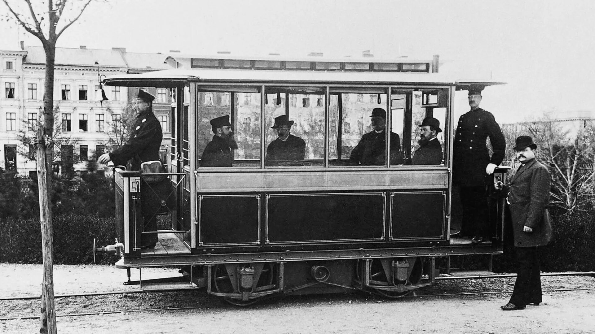 Первый электрический магазин. Первый Московский трамвай 1899. Первый трамвай Германия 1881. Первые трамваи в России в 19 веке. Трамвай Сименс 1879.