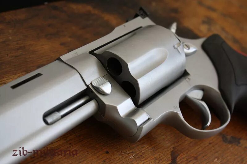 Револьвер 500. Револьвер Taurus Raging bull 500. Револьвер кастом 500 Магнум. 500 Magnum Raging bull Revolver. Револьвер Таурус 500 Magnum средний ствол.