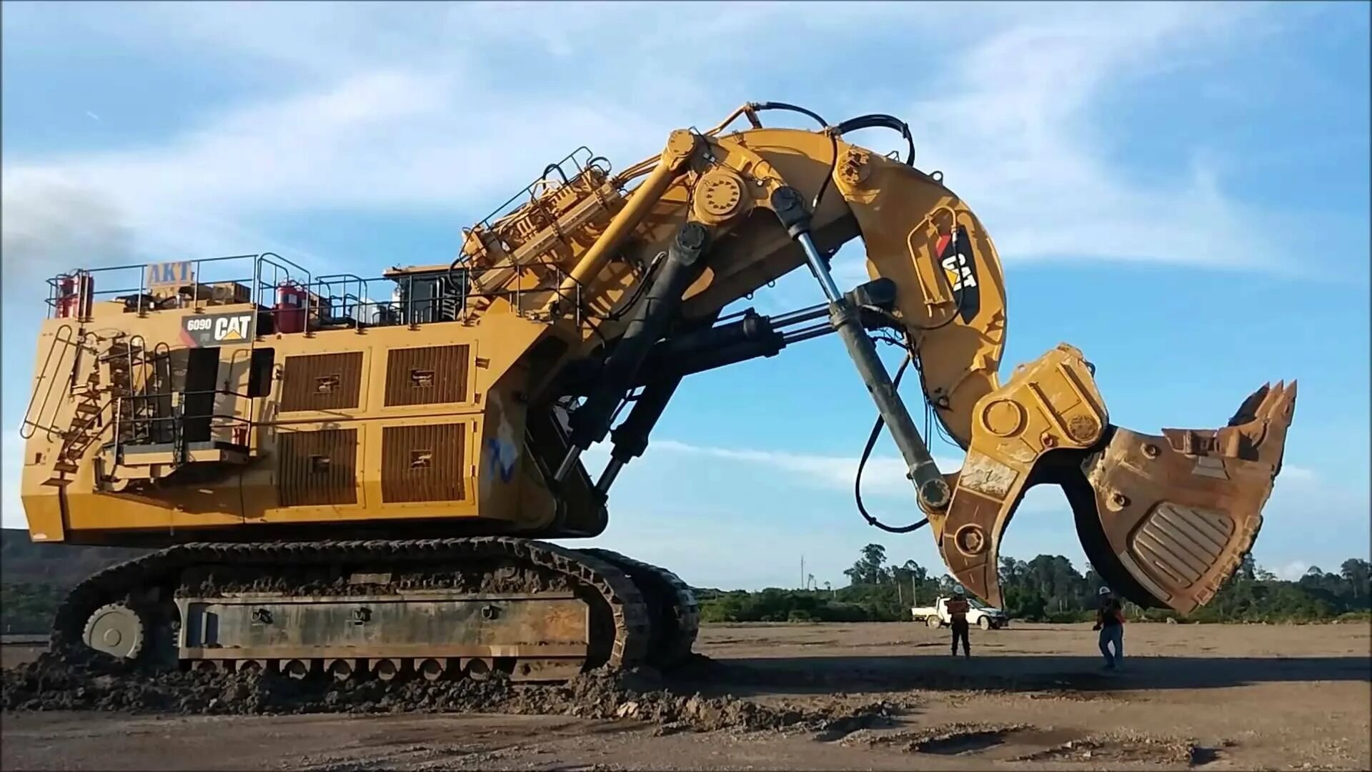 Огромный экскаватор. Caterpillar 6090 FS Excavator. Caterpillar 6090 FS. Катерпиллер 6040 экскаватор. Самый большой экскаватор Катерпиллер.