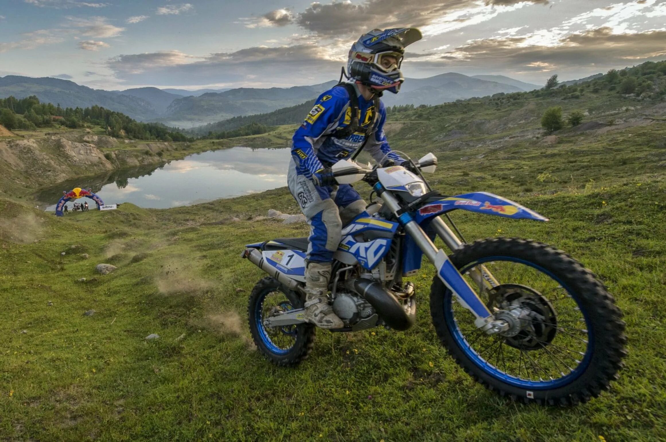Эндуро до 200000. Ктм 250 эндуро. Рейсер рейнджер 250. Мотоцикл ktm exc 300. Yamaha wr300.