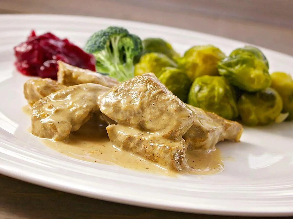 Говяжья печень в сметане вкусно. Печень говяжья в сметане. печенье говояжь в сметане. говяжья печень в сметанном соусе. печень говяжья тушеная в сметане.
