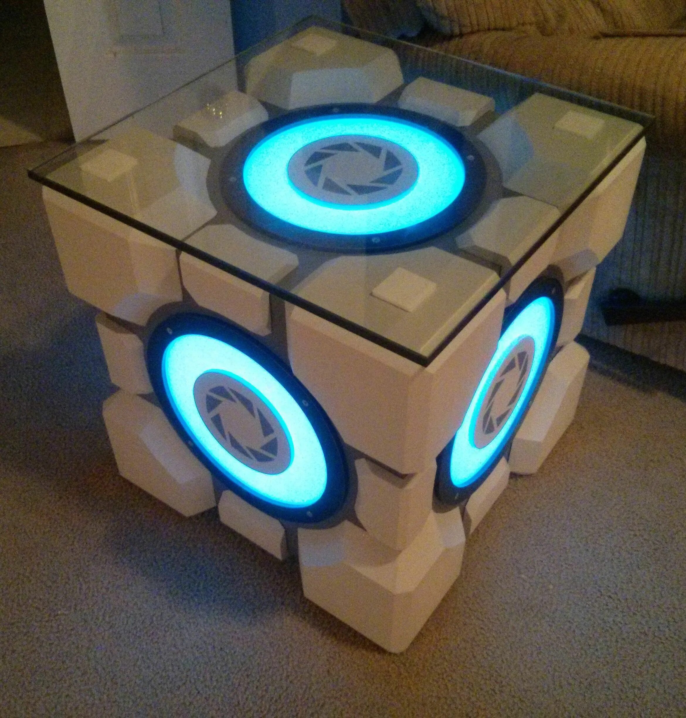 Portal cube. Куб компаньон Portal 2. Кубик из портал. Куб из портал 2. Кубы из портал.