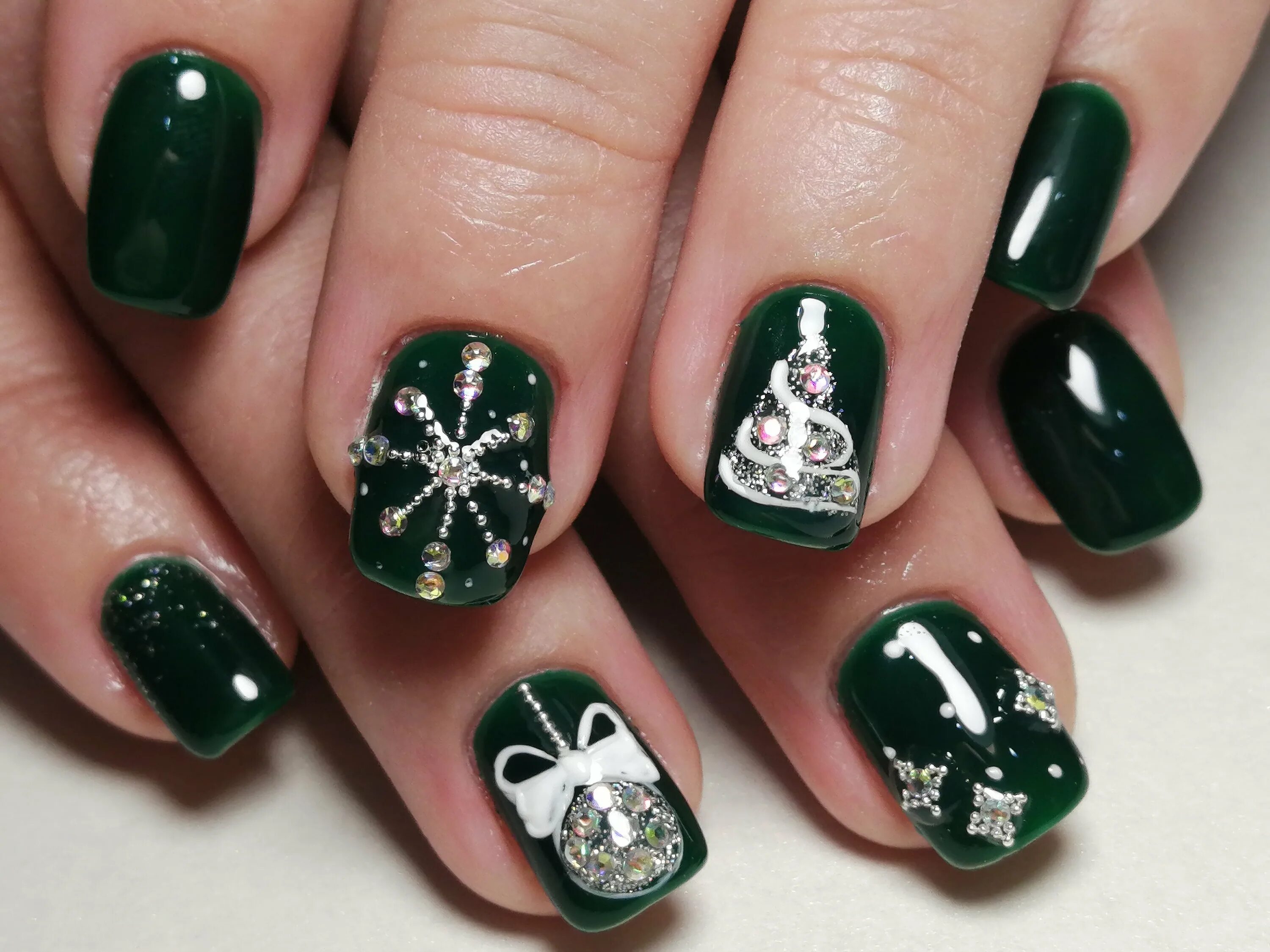 Новогодний маникюр зеленый гринч. Ногти с гринчем новогодние. Новогодний маникюр красный с зеленым. Новогодний маникюр год дракона зеленого. Новогодний маникюр год дракона зеленого.