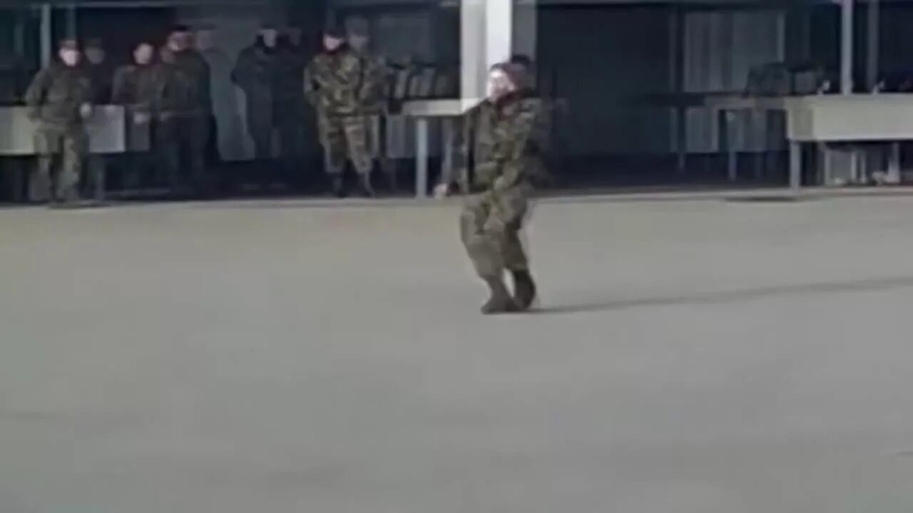 Где солдат танцует. Солдат танцует на плацу. Американский солдат танцует. Гарцевать на плацу. Солдат танцует Буль Буль.