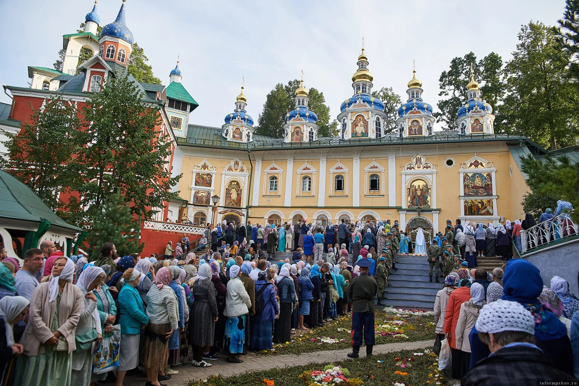 Псково печерский монастырь печоры псковская область. Успенский Псково-Печерский монастырь. Печоры Псково Печерский монастырь. Печоры Свято Успенский Псково-Печорский мужской монастырь.