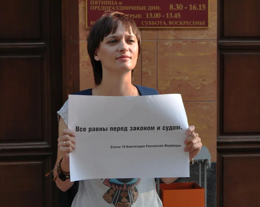 закон о фейковых новостях. очередь в банке. фейковые новости иллюстрация. пропаганда лгбт. лгбт активисты.