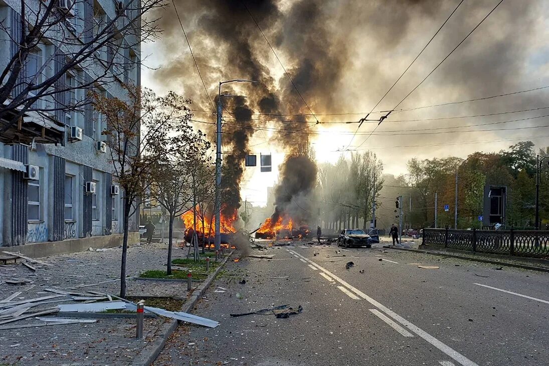 Взрывы в киеве сегодня последние. Взрывы в Киеве. Пожары и взрывы. Бомбежка городов Украины. Взрыв здания.