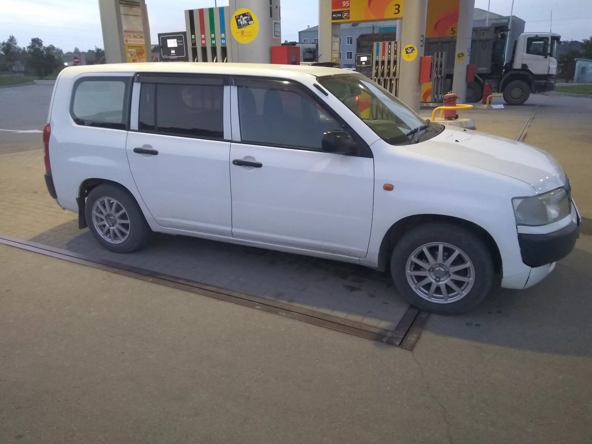 Тойота пробокс 2024. Toyota probox 2003. Тойота пробокс. Тойота пробокс диски. Резина на тойота пробокс.
