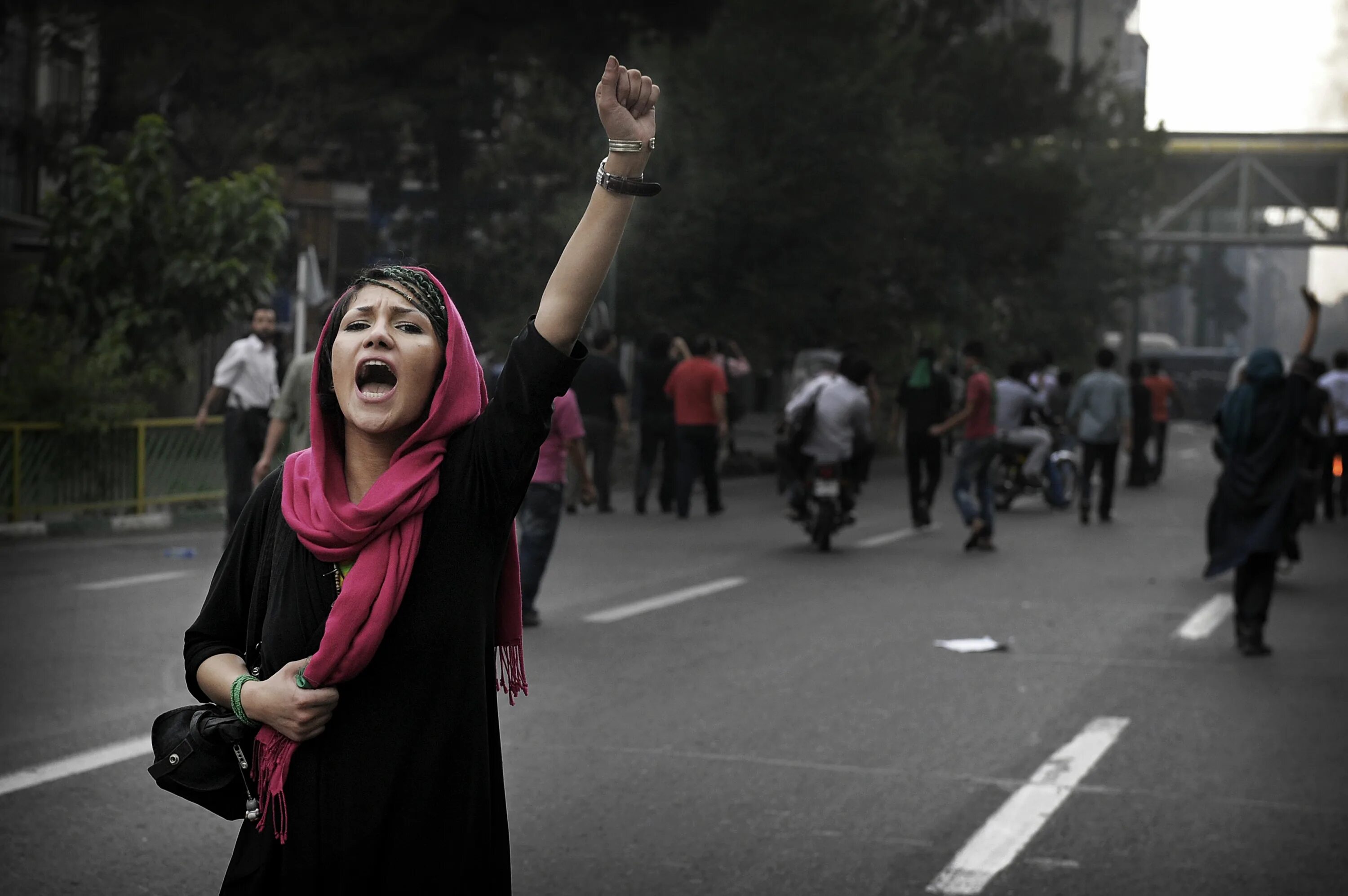 Опасно ли в иране. Протесты в Иране Махса амини. Иран женщины. Протесты иранок. Цветная революция в Иране 2009.