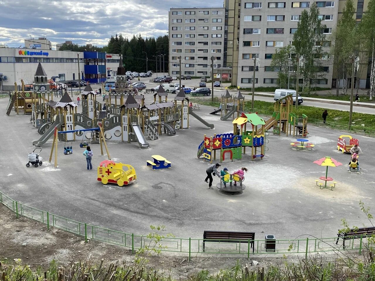 дети на набережной. углич набережная самокат. дети на набережной. спортивная площадка на набережной. вареница «осенняя прогулка».