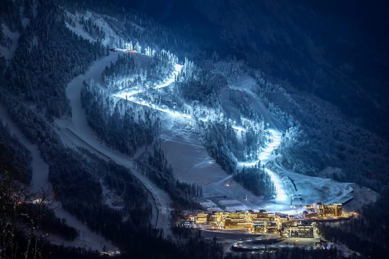 Красная поляна сочи ночью. Ночная красная поляна. Горы красная поляна ночь. Красная поляна сочи ночью. Ночной сочи красная поляна.