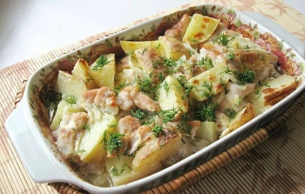 Запечённая картошка с курицей в духовке с сыром. Куриная грудка с картошкой в духовке. Грудка куриная в духовке с помидорами и сыром с картошкой. Рецепт куриного филе с картофелем в духовке. Филе курицы с картошкой в духовке.