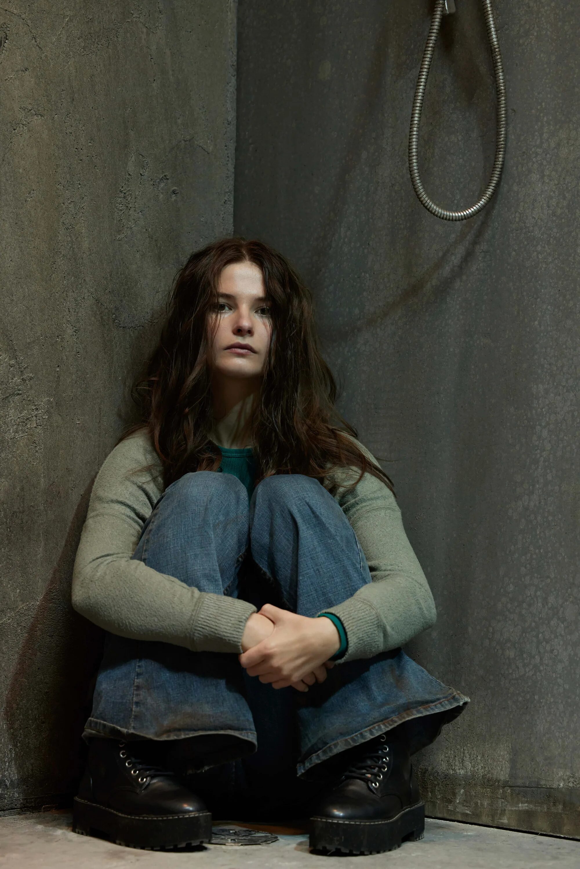 В подвале фильм 2021. Девушка в подвале эмма майер. Girl in the basement. Girl in the basement. Фильм левушка в подвале.