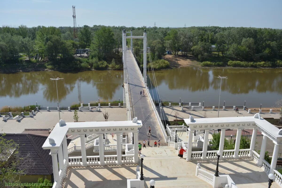 Мост через урал фото. Пешеходный мост через реку Урал Оренбург. Мост Европа Азия Оренбург. Мост через Урал Оренбург Европа Азия. Пешеходыймост через Урал Оренбург.