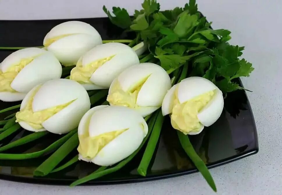 Фаршированные яйца тюльпаны. Закуска белые тюльпаны. Тюльпаны из яиц. Фаршированные тюльпаны из яиц.