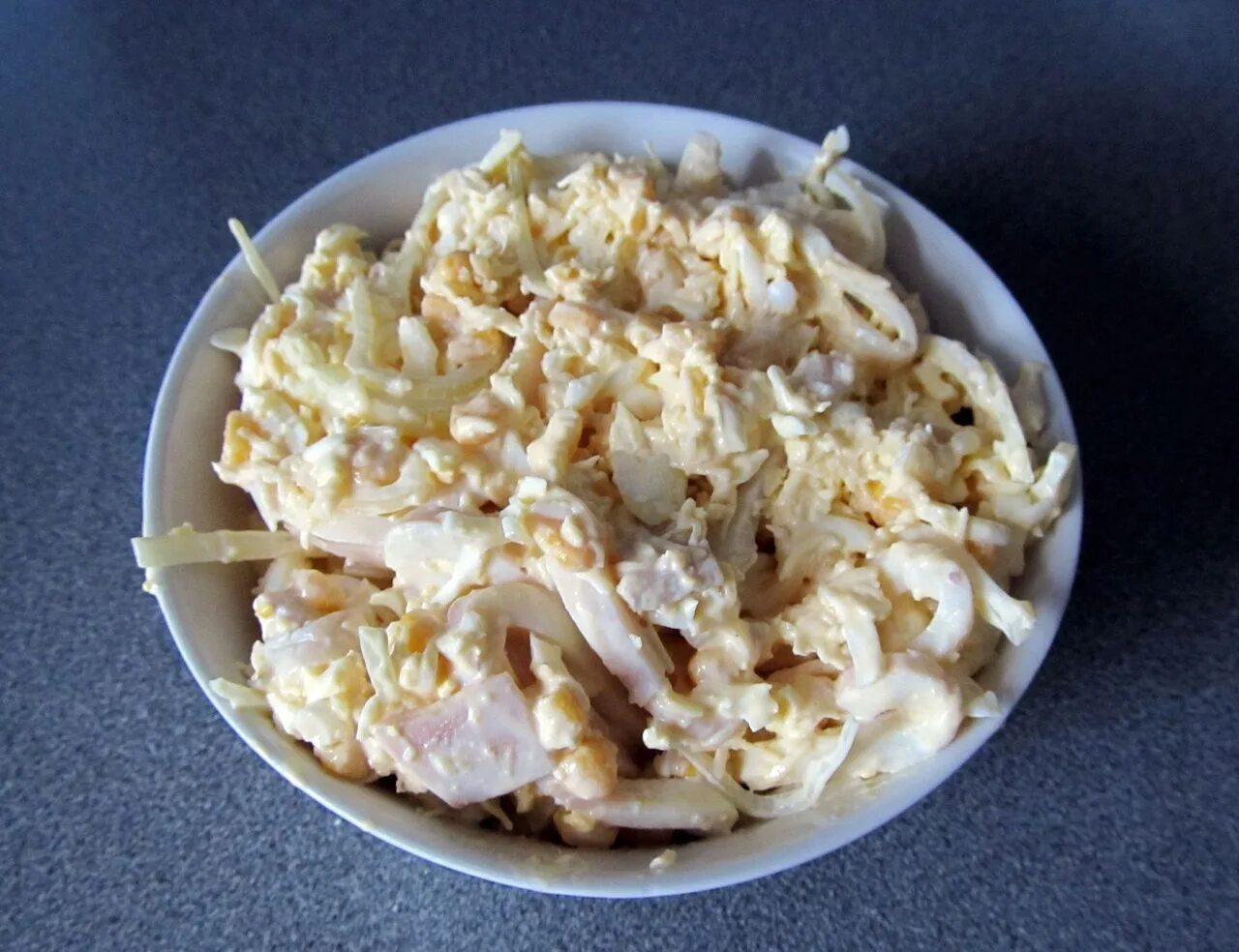 Салат с кальмарами и грибами. Салат нежный с кальмарами. Салат с кальмарами и яичным блином. Кальмары с яйцом и майонезом рецепт. Салат летучий голландец с кальмарами и грибами.
