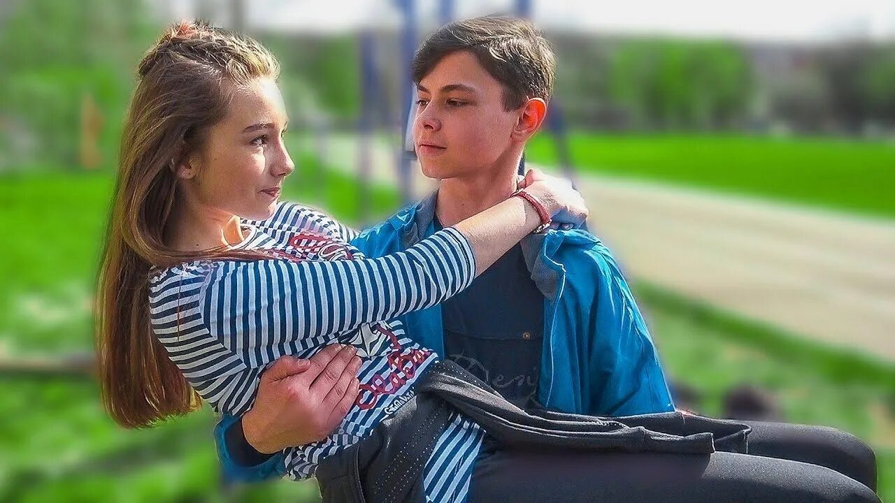 Мальчик несет девочку. Маму несут на руках. Мужчина несет женщину на руках. Мальчик носит девочку на руках. Мальчик носит девочку на руках.