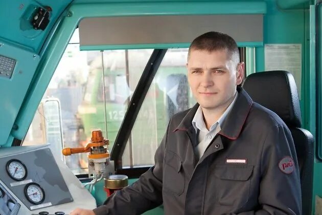 Помощник машиниста ростов. Помощник машиниста ростов. Помощник машиниста электровоза. Помощник машиниста локомотива. Помощник машиниста локомотива электровоза.