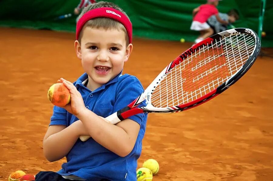 Мало спортсмен. Теннис дети. Детский большой теннис. Большой теннис дети. Мальчик теннис.