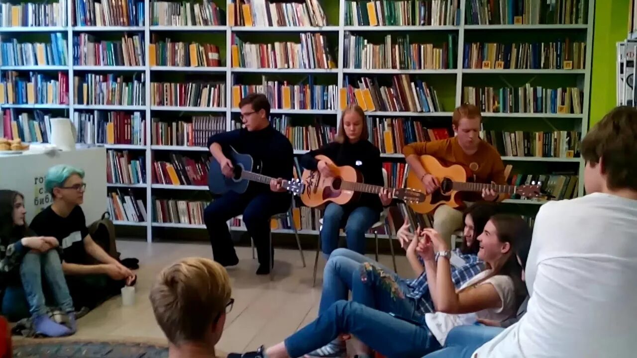 Квартирник молодежи. Квартирник молодежи. Молодежный квартирник. Квартирник в библиотеке. Квартирник интерьер.