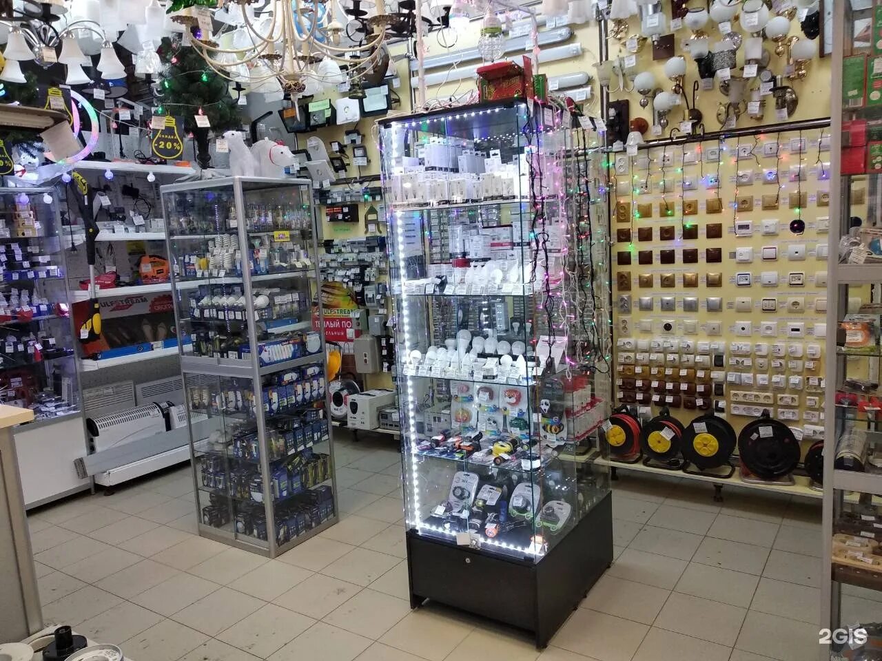 электромагазин. электро магазин. электротовары в новгороде. витрина электрики в магазине. электротовары в новгороде.