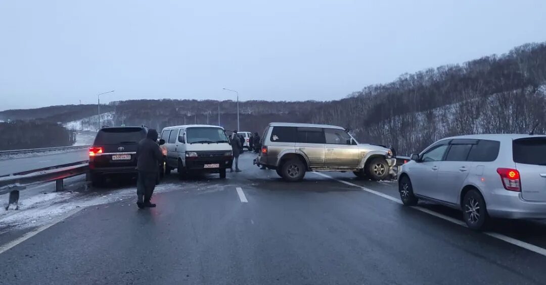 Камчатка массовая авария. Петропавловск-Камчатский авария. Камчатка столкнулись 17 машин. Две машины столкнулись.