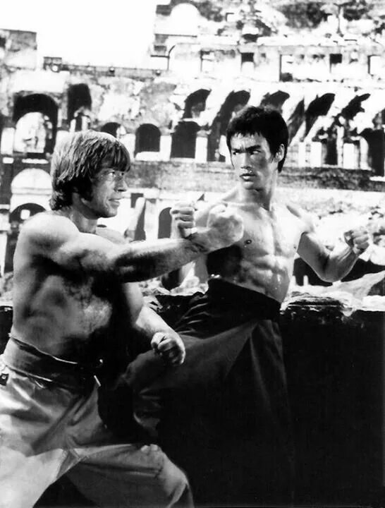 Чак норрис и брюс ли бой. Брюс ли чак норрис поединок. Чак норрис и брюс ли. Чак норрис против брюса. Чак норрис и брюс ли.