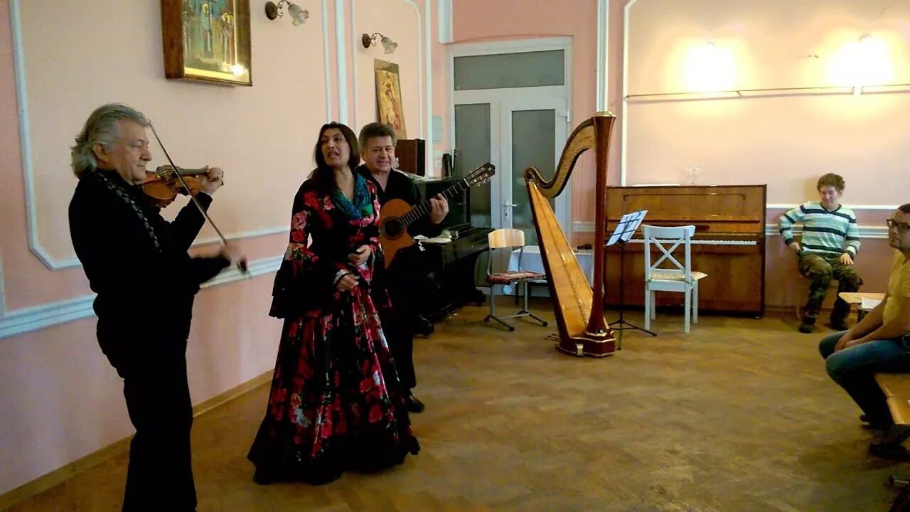 Цыганка осень. Цыганка осень картины. Ансамбль осенняя роса. Осень танцует. Цыганка фотосессия.
