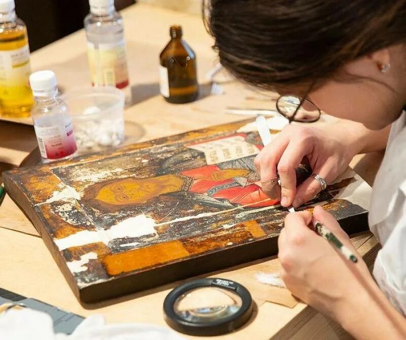 Реставрационная мастерская живописи. Реставратор что сдавать. Художник реставратор. Реставраторы россии. Ученик реставратора.