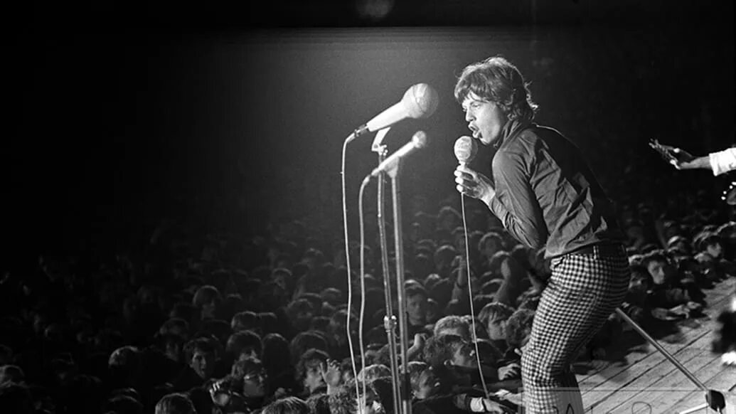 I rolling. Мик Джаггер 1965. Rolling Stones on Stage 1965. Фото Роллинг стоунз и Битлз. New Musical Express Beatles Rolling Stones 1965.