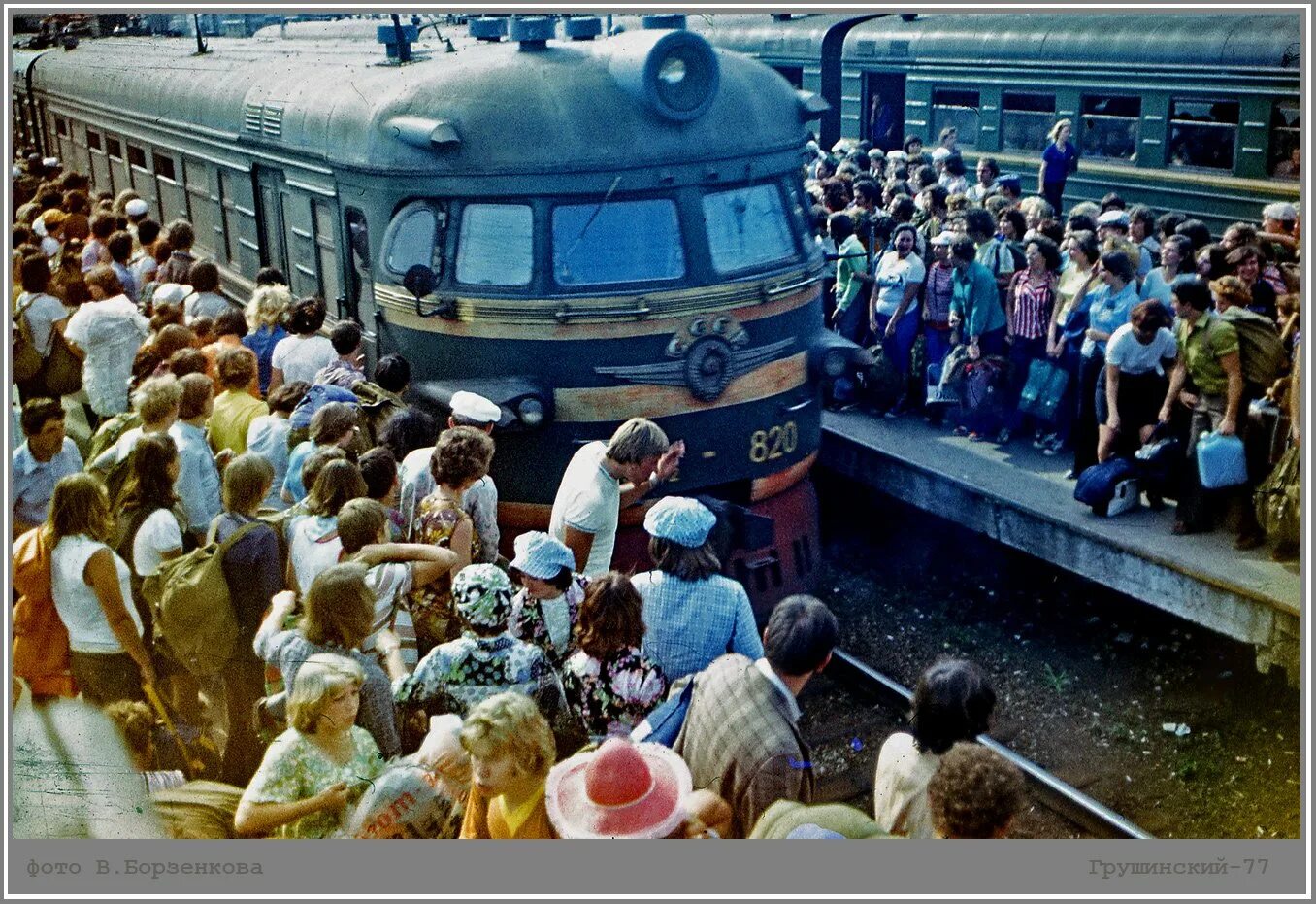 Дачники в электричке. Едем на поезде на дачу. Электричка на дачу. Электричка на дачу. Разговор в поезде.