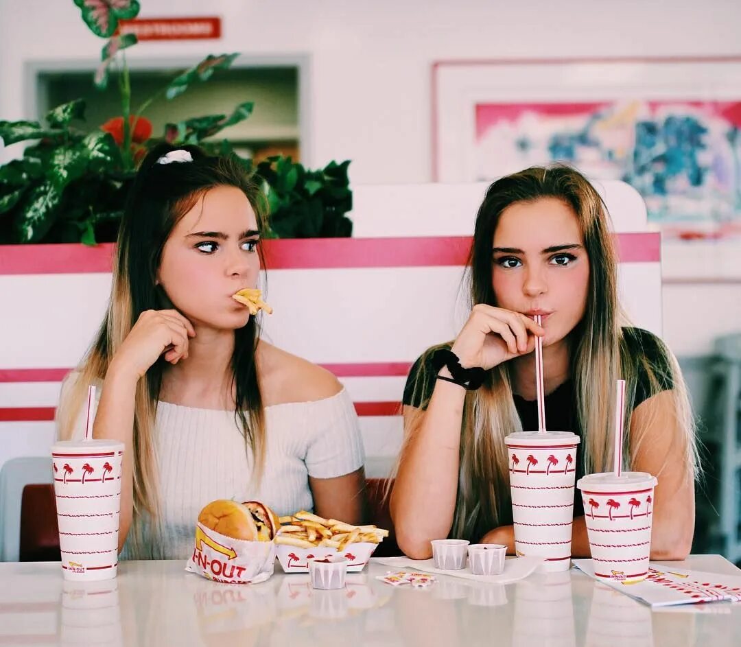 Подружки хартлейк сити. Фото для подруг дома с газетой. Подружки из хартлейк сити ливи. Друзья forever. Картинки для девочек.