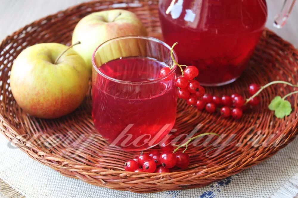 Компот из яблок и смородины в кастрюле. Компот из смородины и яблок. компот из яблок и смородины красной. яблоко смородина. яблоко и красная смородина.