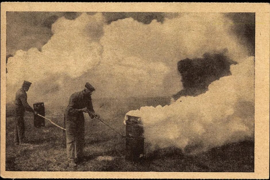 Первое использование газов. ГАЗ хлор химическое оружие. Хлор ГАЗ первая мировая. Химическое оружие в первой мировой войне.