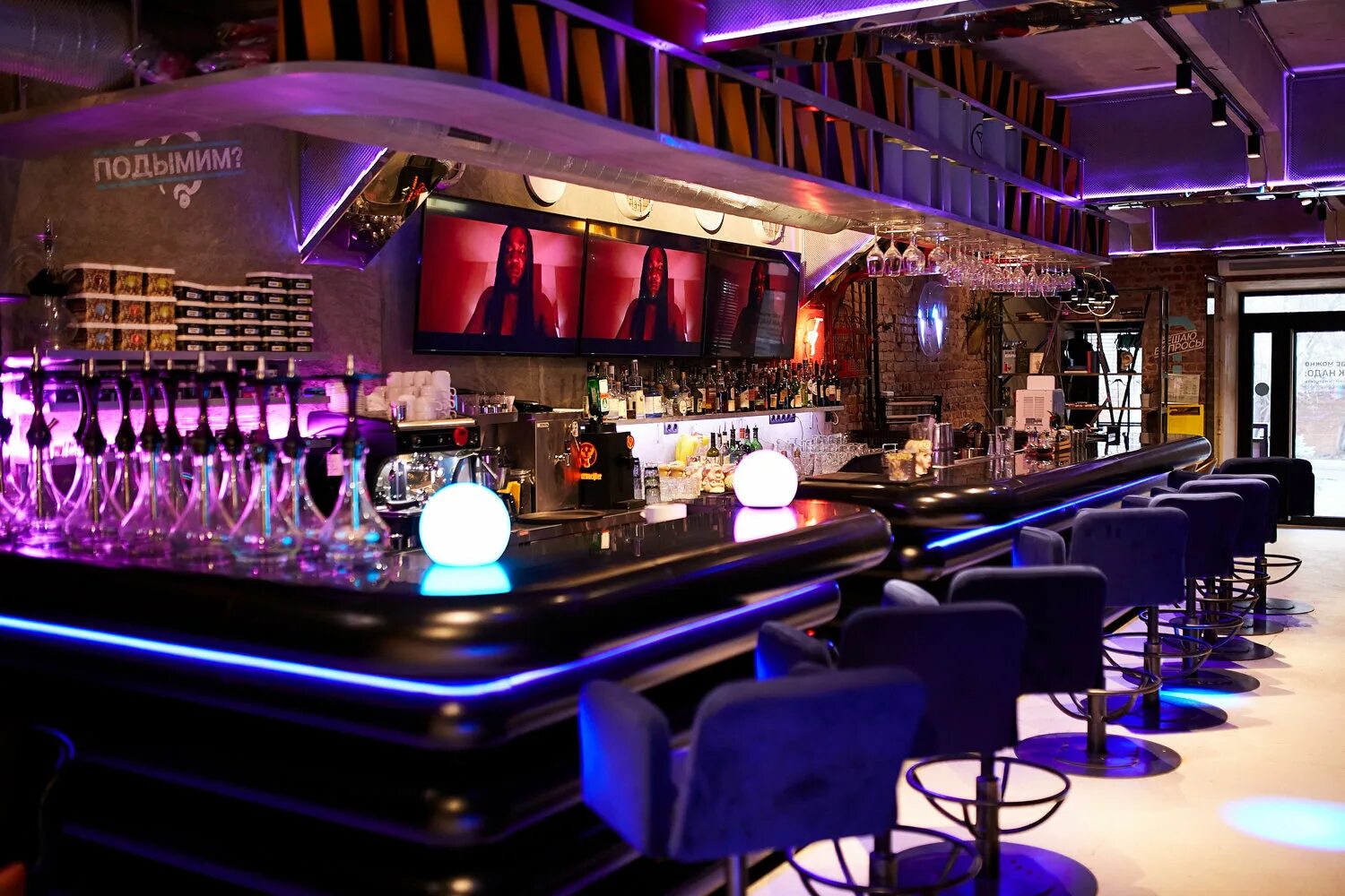 Бар в турции. Вертикальный бар. Бар dirty dance москва. Бар лондон. Лаунж бар.