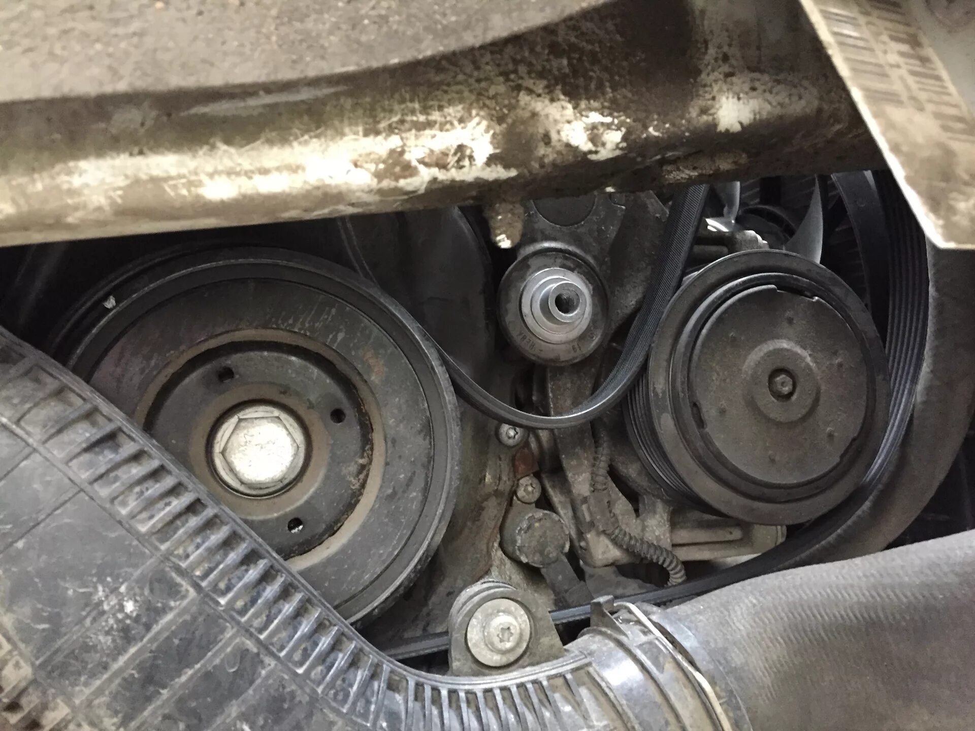 Ремень генератора а5. Шкода а4 ролик натяжителя ремня. skoda octavia 2008 1.4 ремень генератора. ролик кондиционера шкода 1.4.