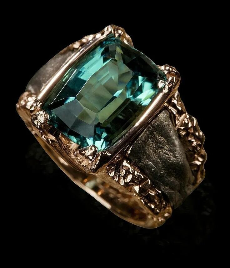 Крупнейший изумруд австрии 2860 карат. Изумруд большой камень. Уральские самоцветы изумруд. Самый большой изумруд в мире 360кг. Крупный изумруд.