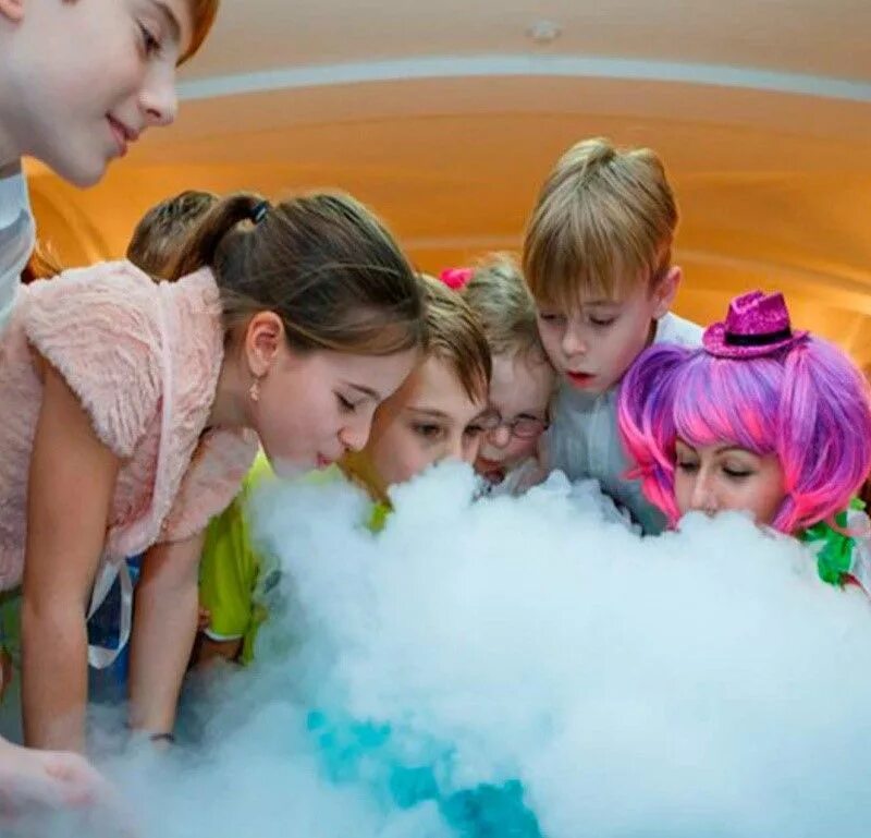 Аниматор азот. Аниматор химическое шоу. Химическое шоу с сухим льдом. Крио шоу артнаука. Аниматор азот.