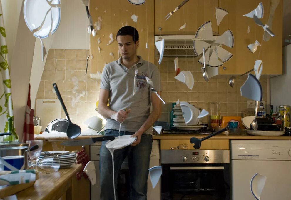 Разбить работу на. Люди на кухне. Битая посуда. Разбитая посуда на кухне. Ссора на кухне.