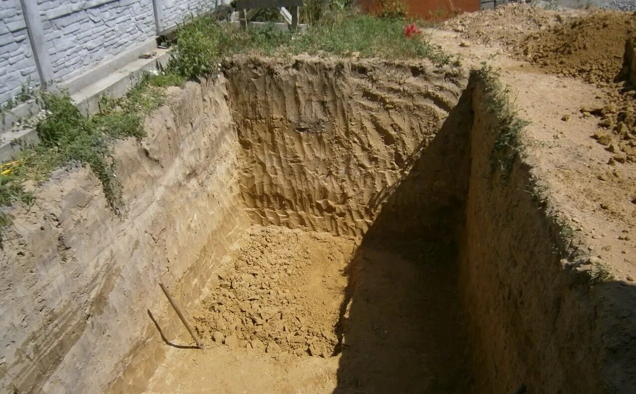 котлован для пруда. дождевая яма. копка траншей котлованов. земляная яма. котлован для септика.