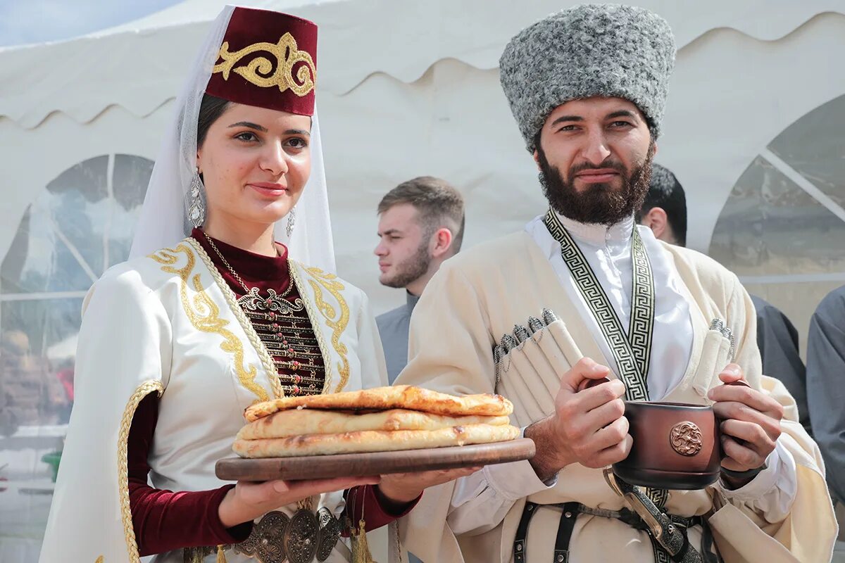 Фестиваль осетинских пирогов. Праздники осетинского народа. Осетинский пирог с осетинами. Праздник в Осетии. Интересные осетины