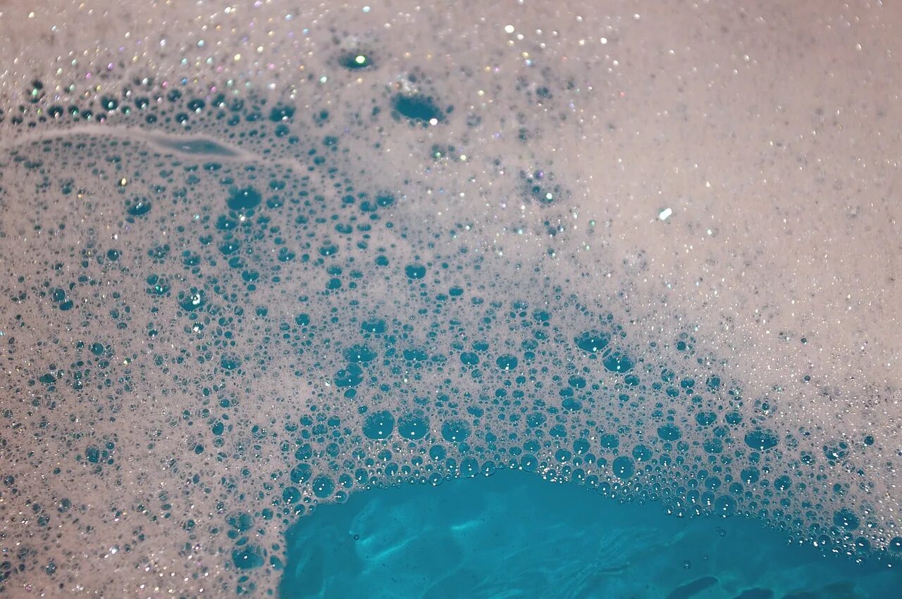 Синяя пена. Мыльная пена. Пузырьки в ванной. Ванна с пузырьками. Мыльная вода.