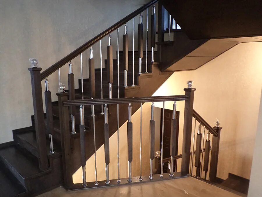 Обшивка металлокаркаса деревом. Металлическая лестница обшитая деревом. Обшить металлокаркас лестницы деревом. Обшивка металлокаркаса деревом. Обшивка лестницы на металлокаркасе.