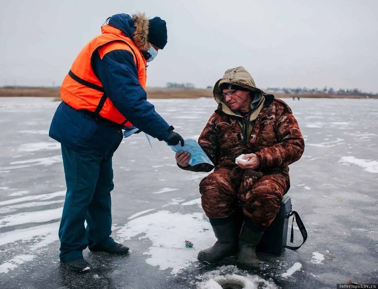 Можно ли сейчас выходить на лед. Рыбаки на льду. лед. выход на лед опасен рыбаки.