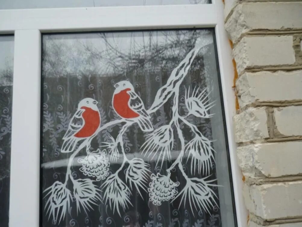 Красивые рисунки на окна. Украшение окон Снегири. Снегири украшения на окна новогодние. Новогодние рисунки на окнах гуашью. Снегири на окна к новому году.