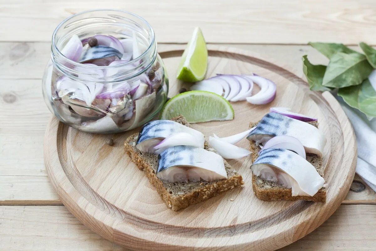 Скумбрия пряного посола быстро. Скумбрия пряного посола кусочками. Скумбрия пряная малосольная. Скумбрия солёная в домашних. Маринуем скумбрию.