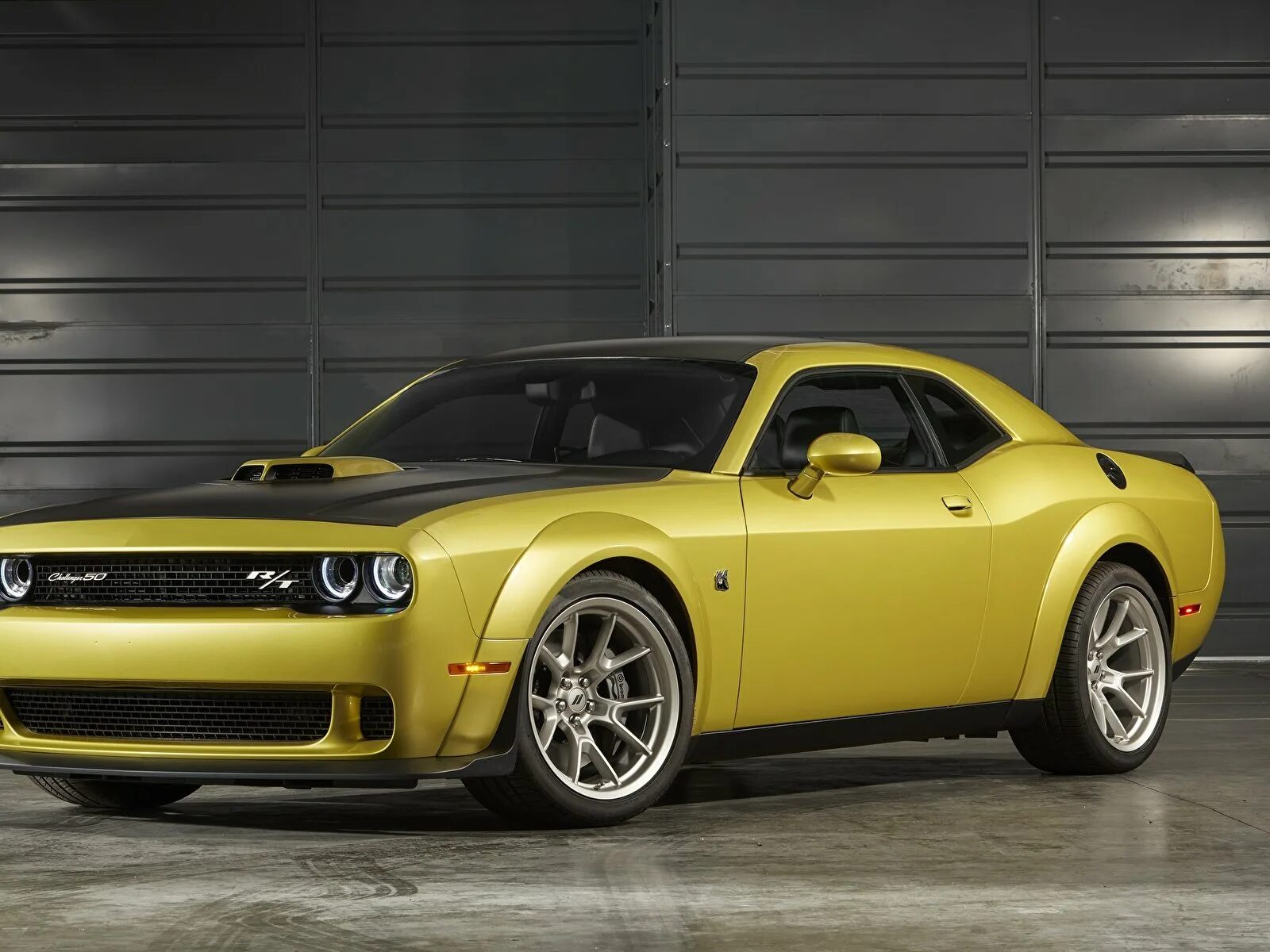 Звук челленджера. Dodge Challenger 2020. Dodge Challenger 50. Dodge Challenger 50th Anniversary. Dodge Челленджер 2020.