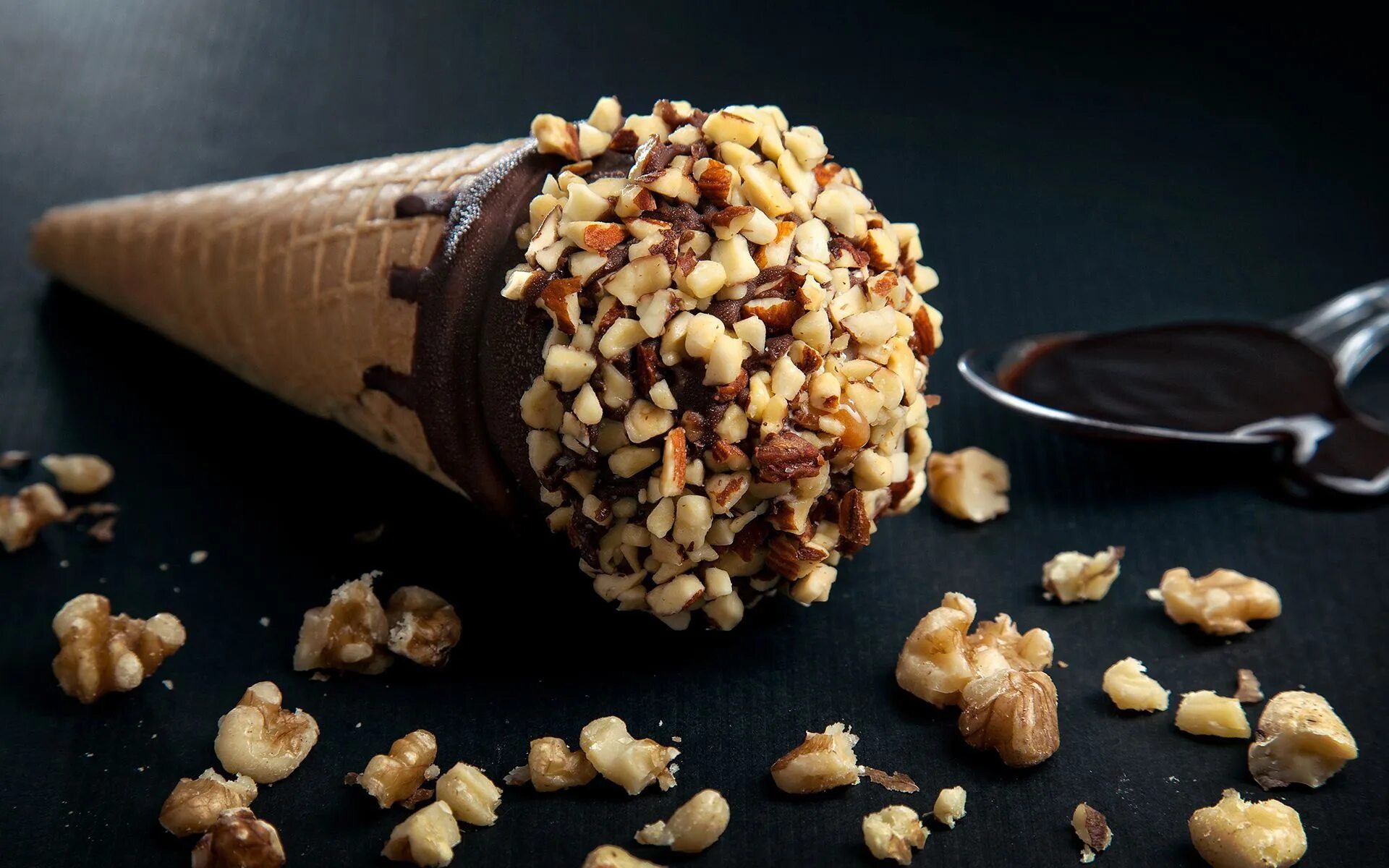 Мороженое с орехами. Мороженое с орешками. Мороженое с шоколадом и орехами. Мороженое шоколадное с орешками.