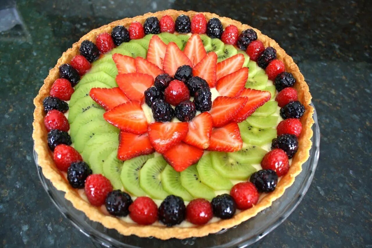 Украшение торта фруктами. Украшения для торта из фруктов. Красивое украшение торта фруктами. Красивые фруктовые торты.